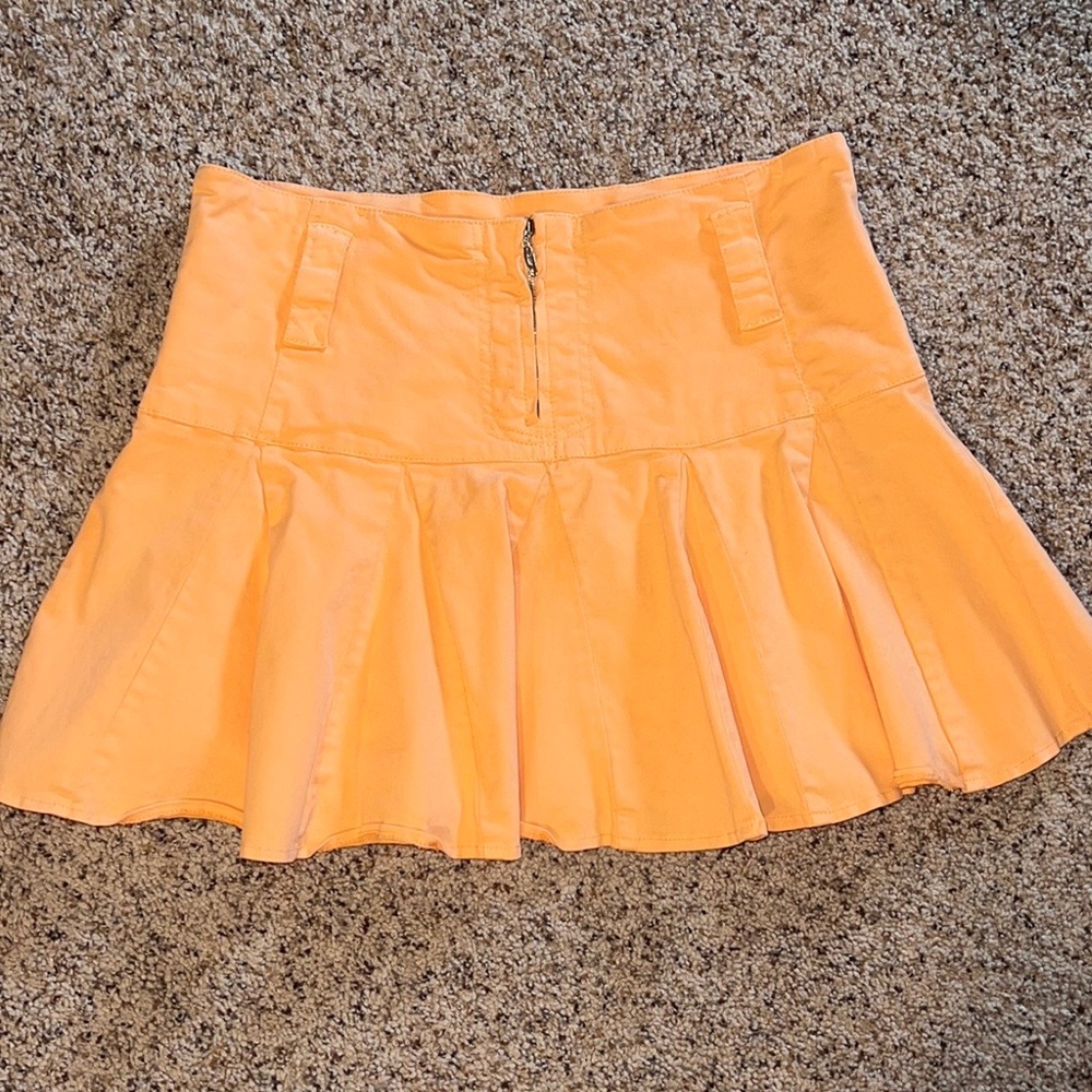 Vintage 2000’s bright peach Guess skirt! 🍑